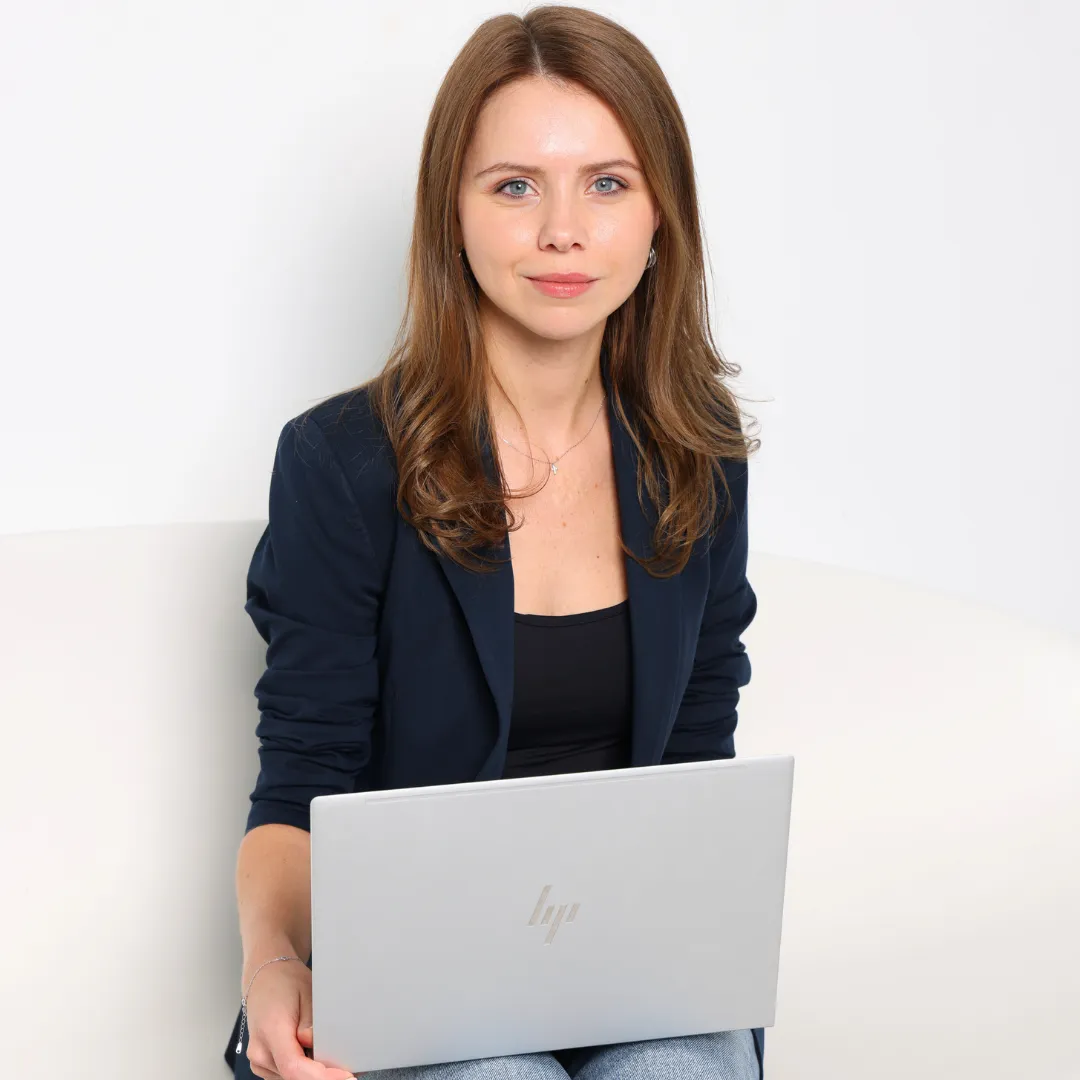 Liza Stus with laptop, ready to help